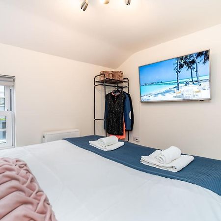 Town Center Apartment With 55” Smart Tv+Netflix Андовер Экстерьер фото